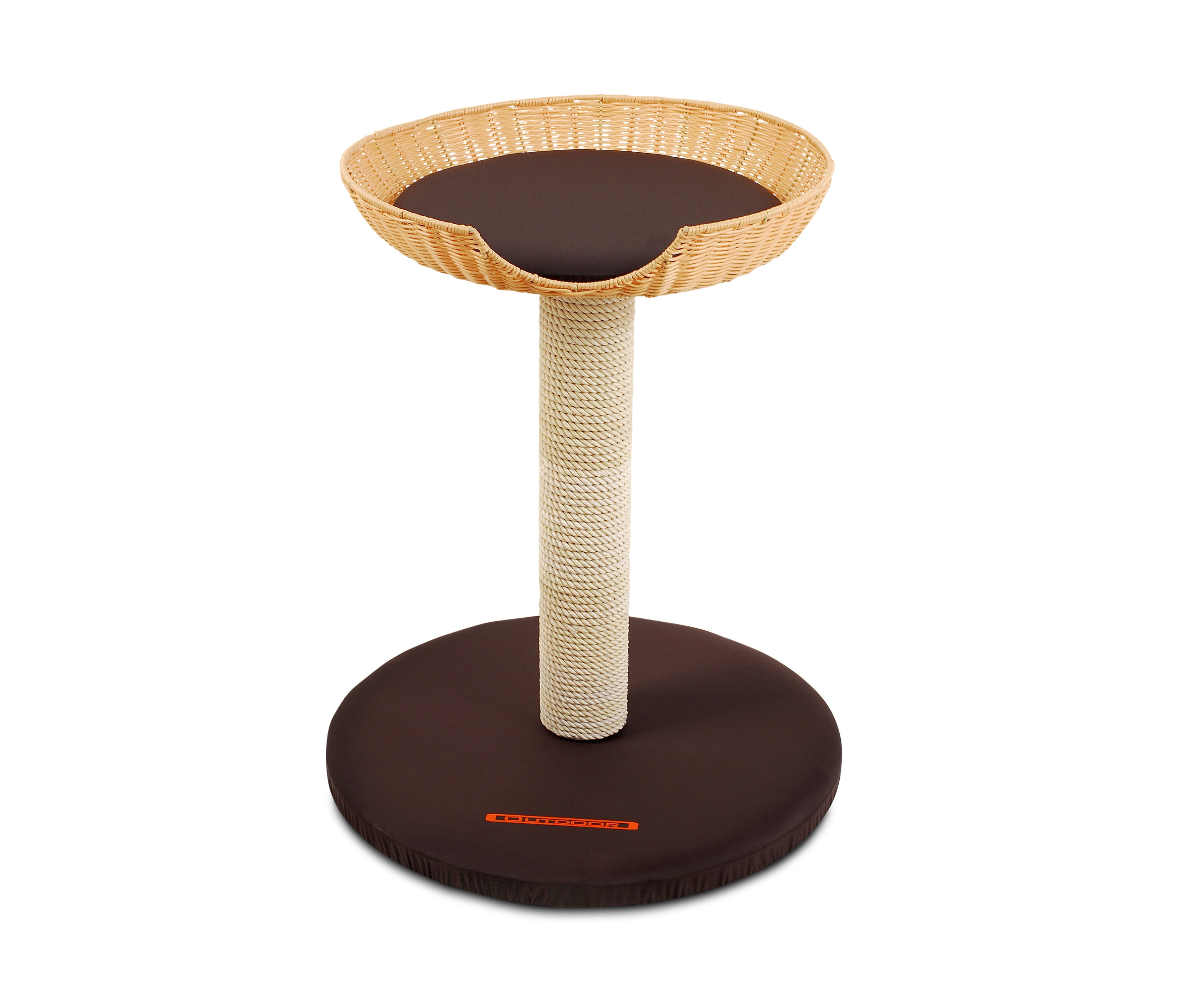 Ein brauner Kratzbaum mit Weidenkorb.