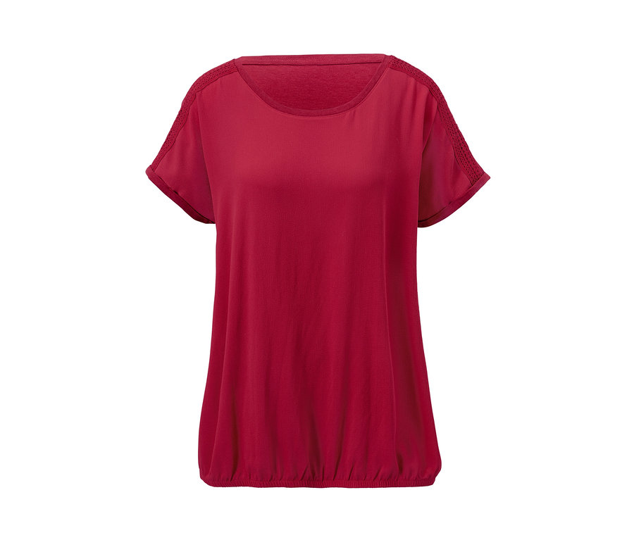 Ein rotes Kurzarmshirt im Materialmix.