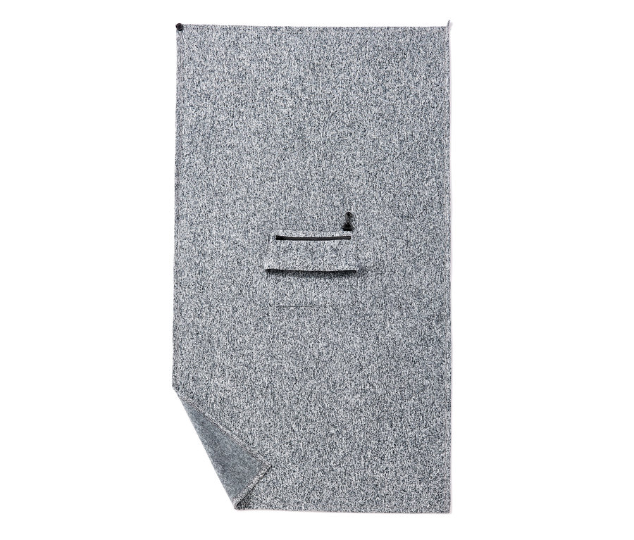 Graue Reisedecke mit Tasche.