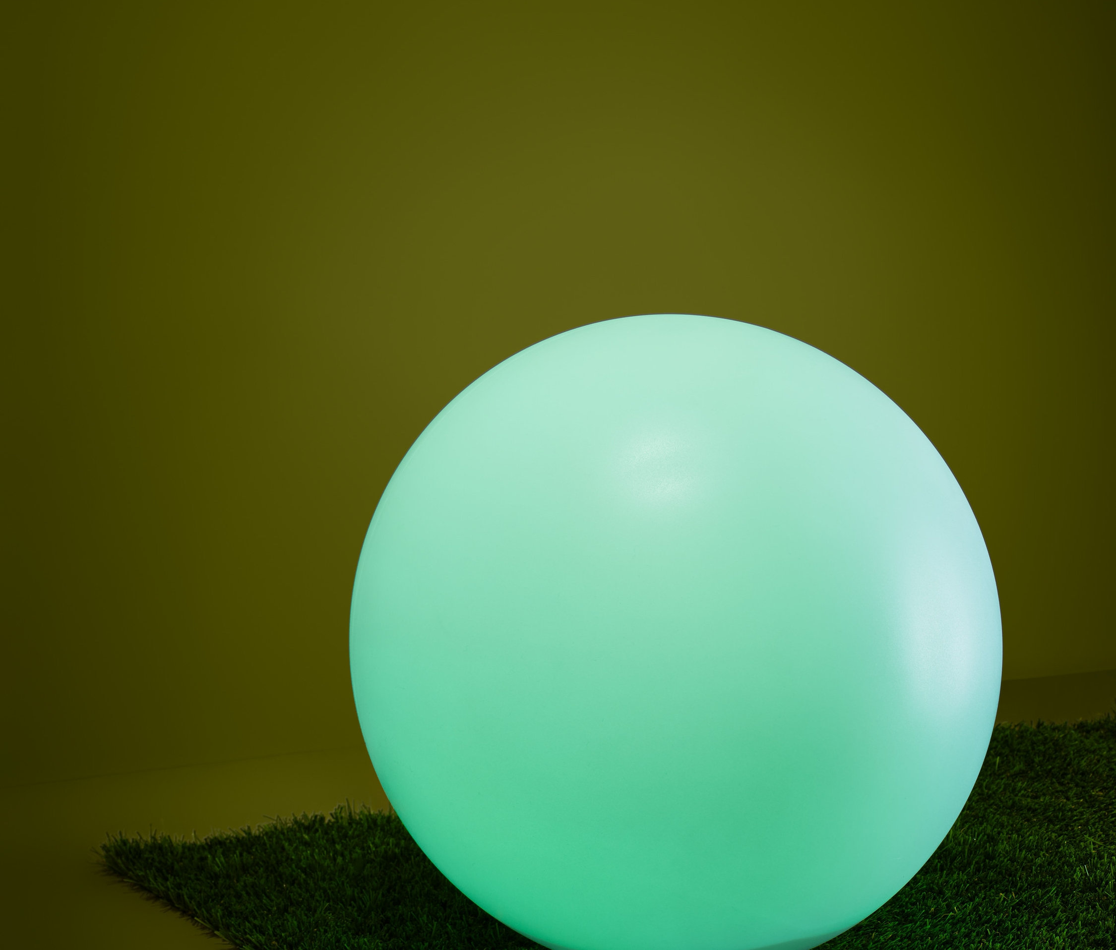 Eine runde Solar-Kugelleuchte mit Farbwechsel.