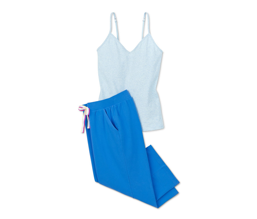 Blaue Pyjamahose und hellblaues Pyjamaoberteil.