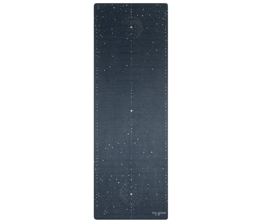 Eine dunkelblaue Yogamatte mit Sternenmuster.