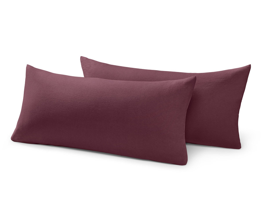 Zwei burgunderrote Jersey-Kopfkissenbezüge liegen auf einem weißen Hintergrund.