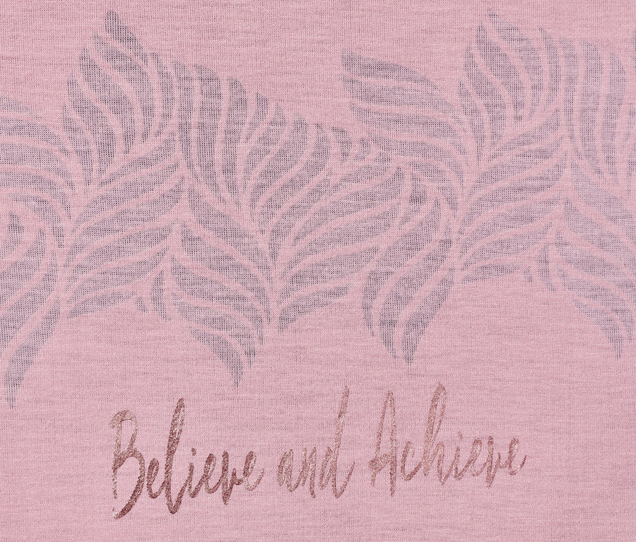 Detailaufnahme eines rosa Sportshirts mit Blattmuster und dem Schriftzug Believe and Achieve.