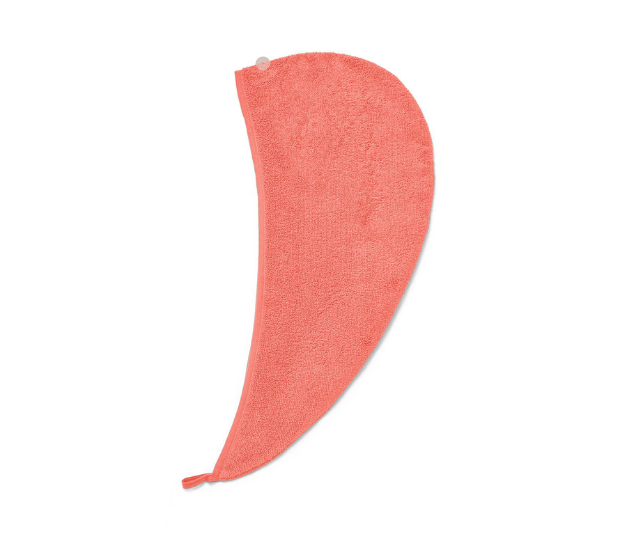 Ein korallfarbenes Turban-Handtuch auf weißem Hintergrund.