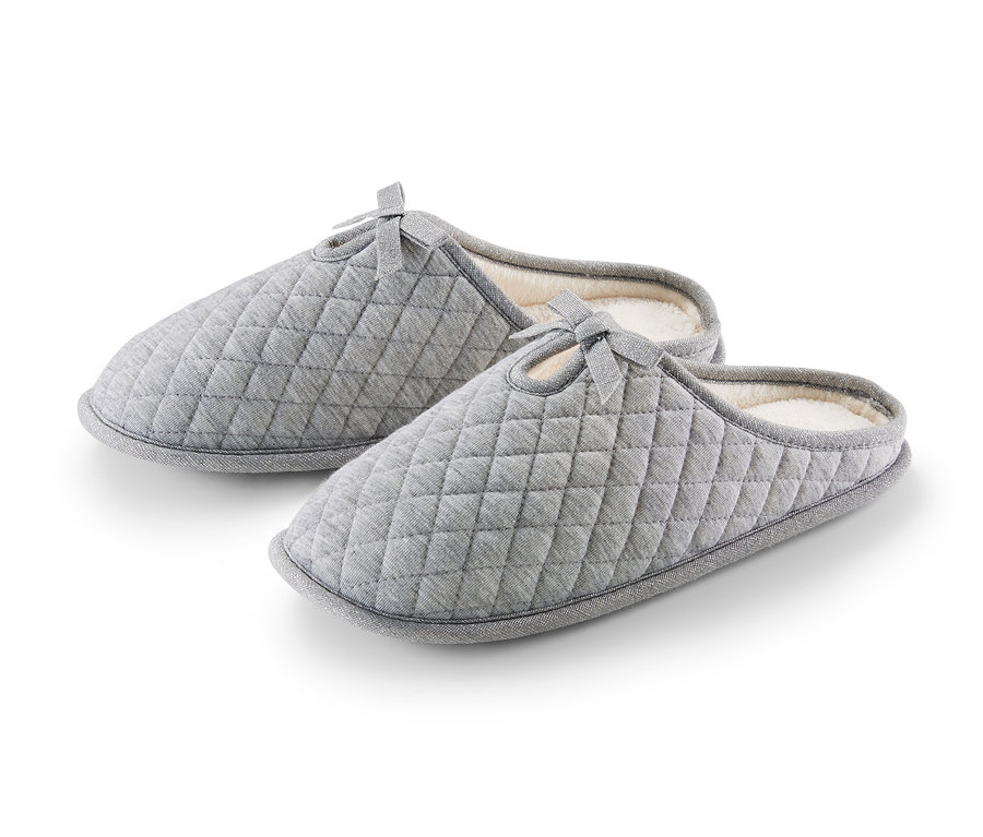 Zwei graue Hausschuhe.