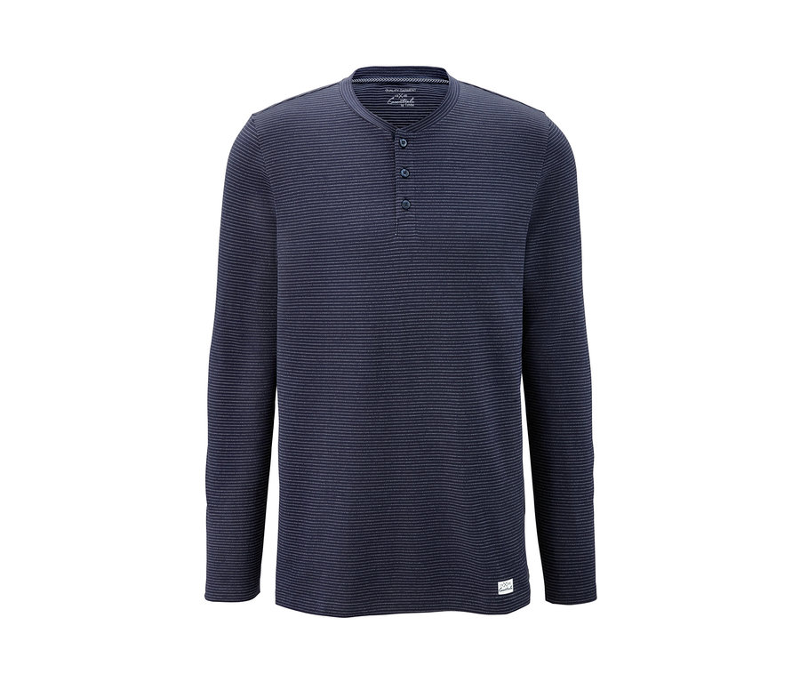 Ein blaues Henley-Langarmshirt.