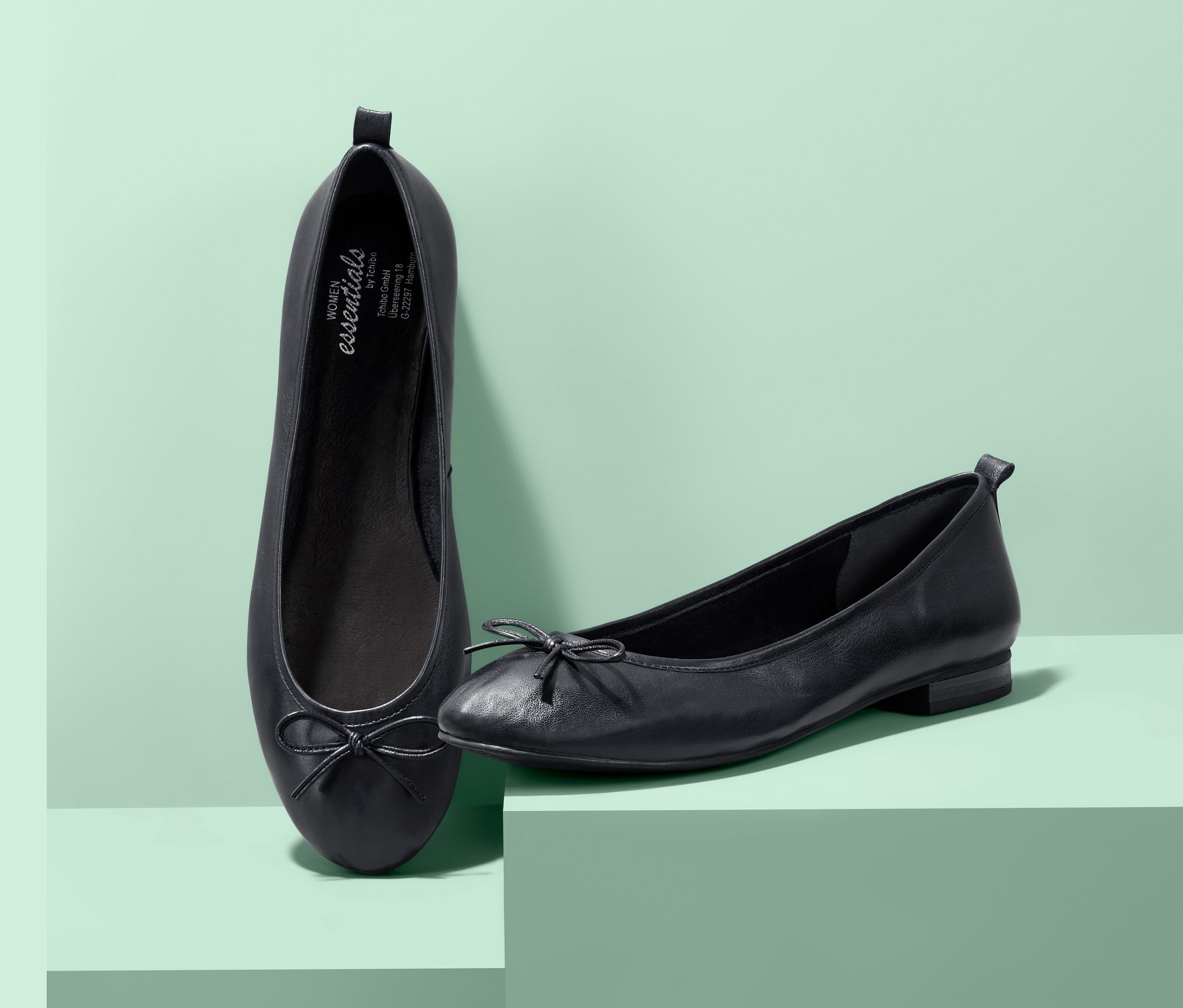 Schwarze Leder-Ballerinas.