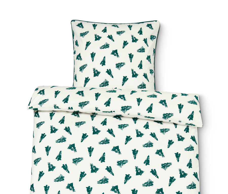 Eine weisse Biber-Bettwäsche, Normalgröße, mit grünen Tannenbaum-Muster.