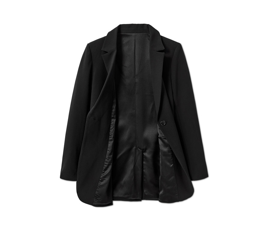 Ein schwarzer Blazer liegt ausgebreitet.