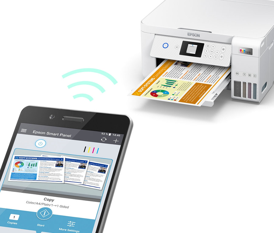 Ein Mobiltelefon zeigt das Menü der Epson Smart Panel App, darüber befindet sich ein weißer Epson EcoTank ET-2856 Multifunktionsdrucker, der ein Dokument druckt.