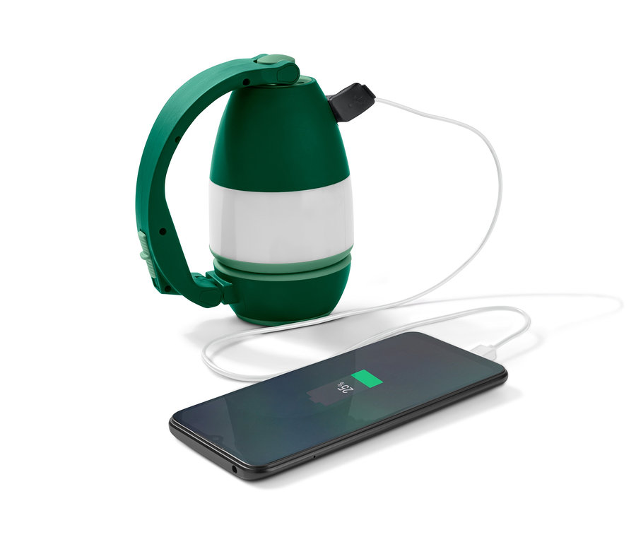 Multifunktions-Camping-Leuchte lädt ein Handy auf.