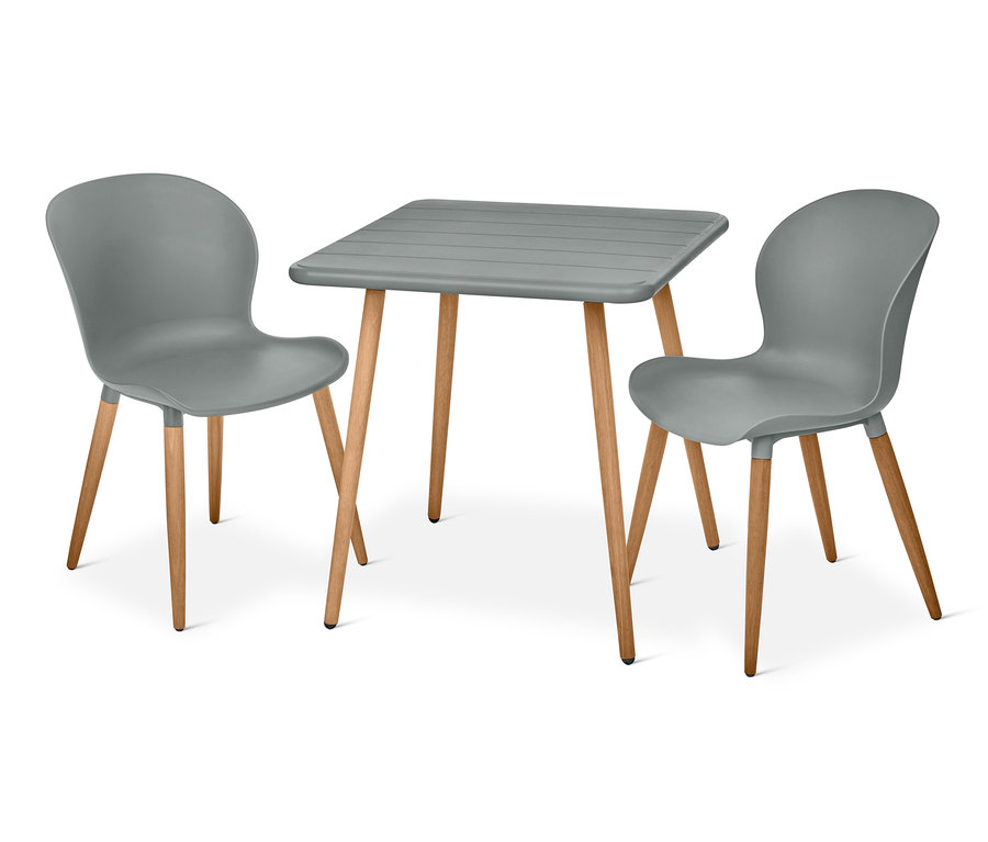 Graues Balkonset mit recyceltem Kunststoff mit zwei Stühlen und Tisch.