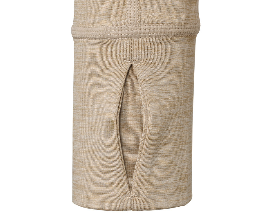 Detailaufnahme einer beigen Kapuzenjacke »Softtouch«, die ein Daumenloch am Ärmel zeigt.