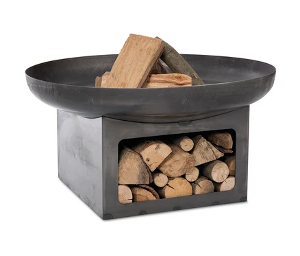 Die Feuerschale »Juva Industrial«, ca. 80 cm Durchmesser, ist mit Holz befüllt. Unterhalb der Schale befindet sich ein Fach, das ebenfalls mit Holzscheiten gefüllt ist.