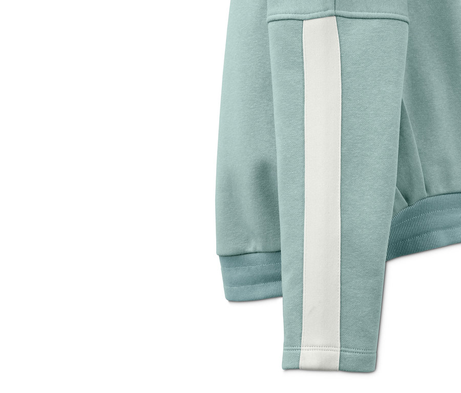 Detailaufnahme eines hellblauen Sweatshirts mit einem weißen Streifen am Ärmel.
