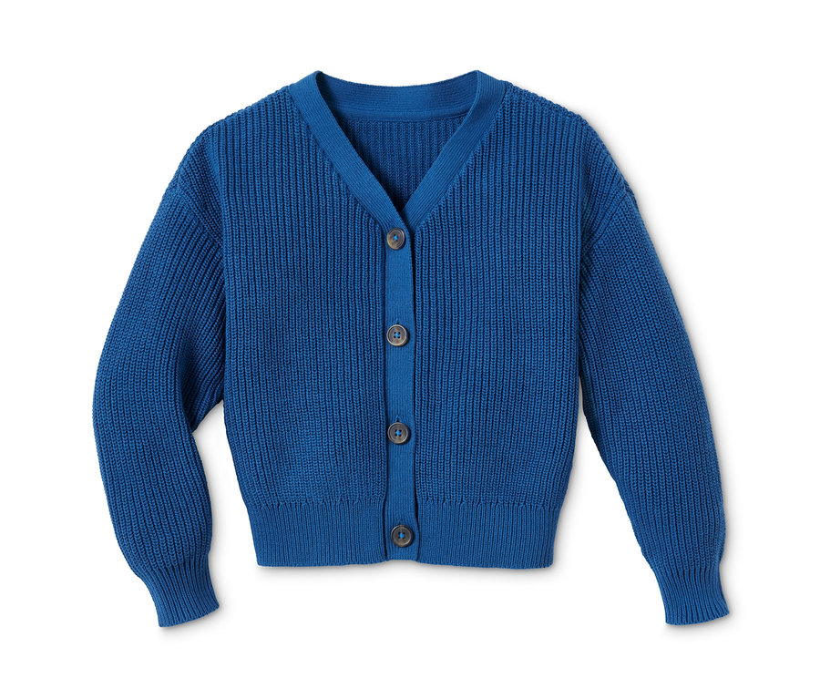 Blaue Strickjacke mit Knöpfen.