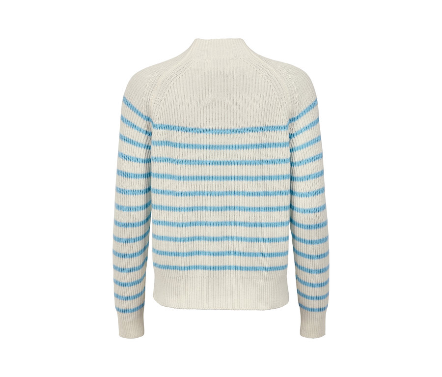 Detailansicht eines cremefarbenen Strickpullovers mit hellblauen Streifen und Knopfdetails.