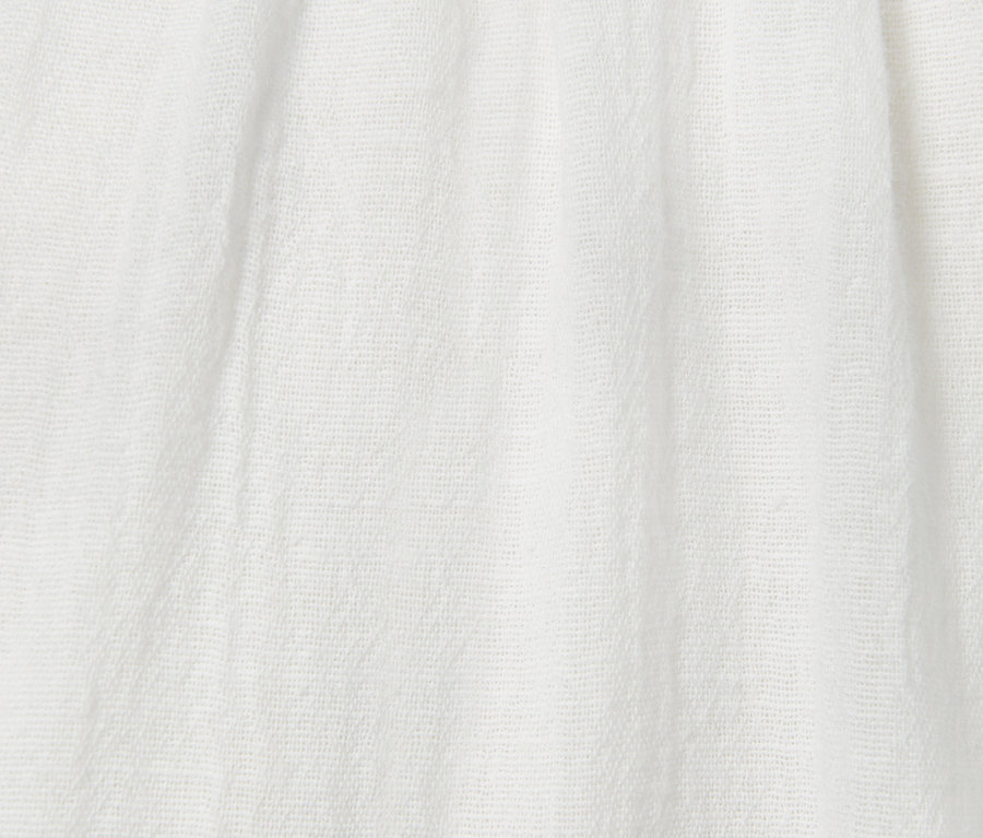 Detailaufnahme einer weißen Bluse mit Crinkle-Effekt.