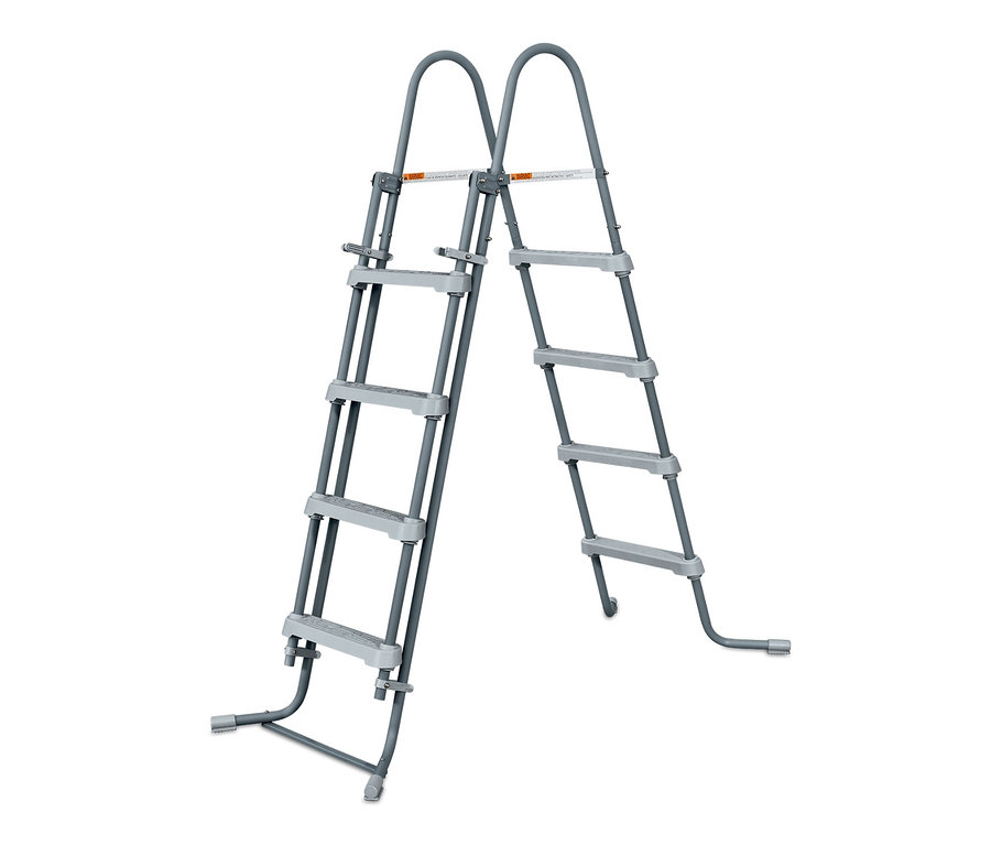 Graue Poolleiter mit fünf Stufen.