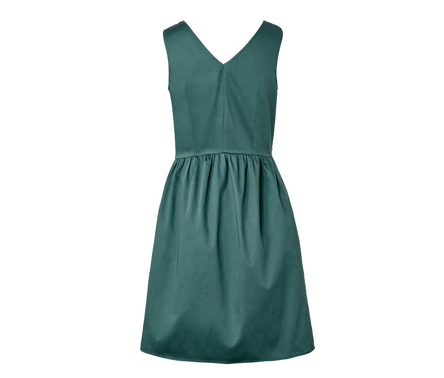 Grünes Kleid mit V-Ausschnitt.