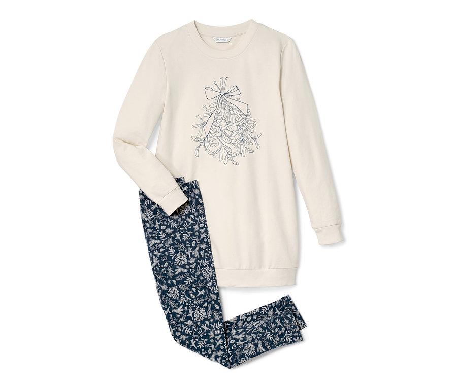 Ein Leggings-Pyjama in Creme mit Muster liegt auf einem weißen Hintergrund.