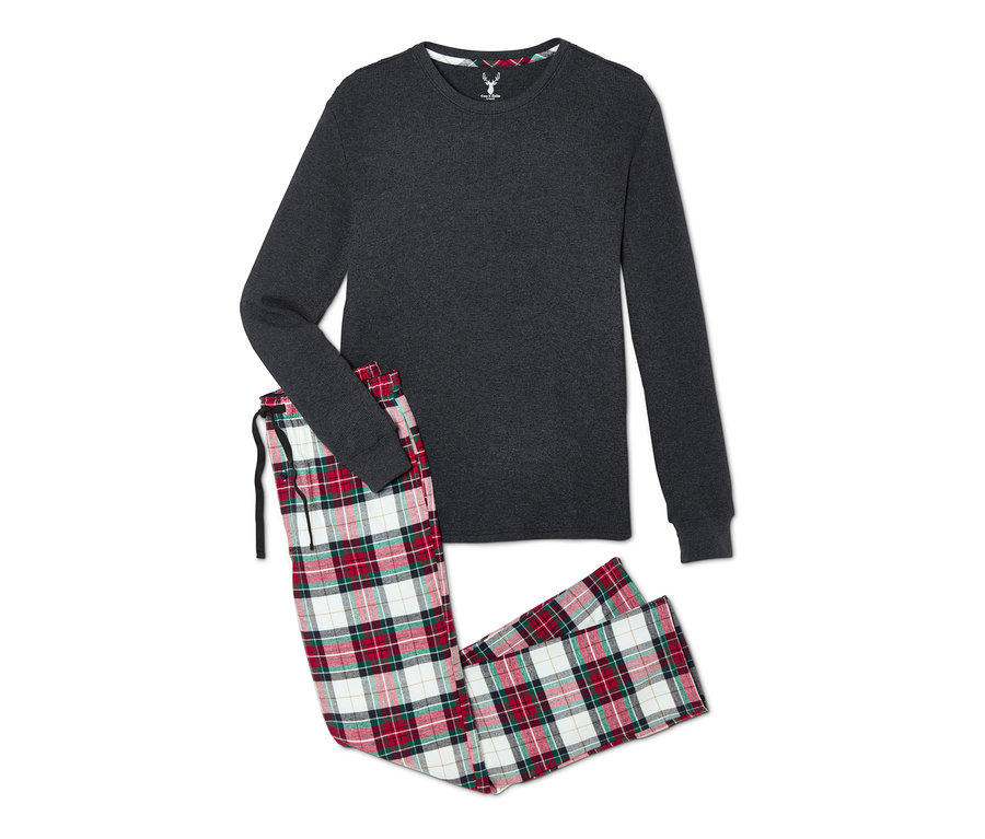 Graues Pyjamaoberteil mit karierter Flanellhose.