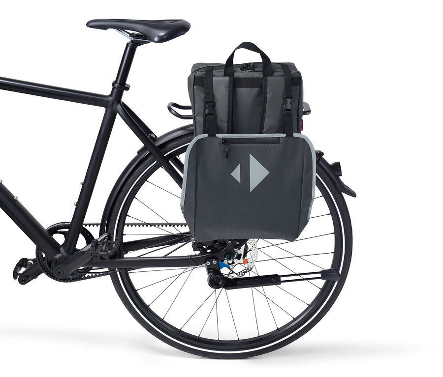 Detailaufnahme eines Fahrrads mit Fahrrad-Rucksack.