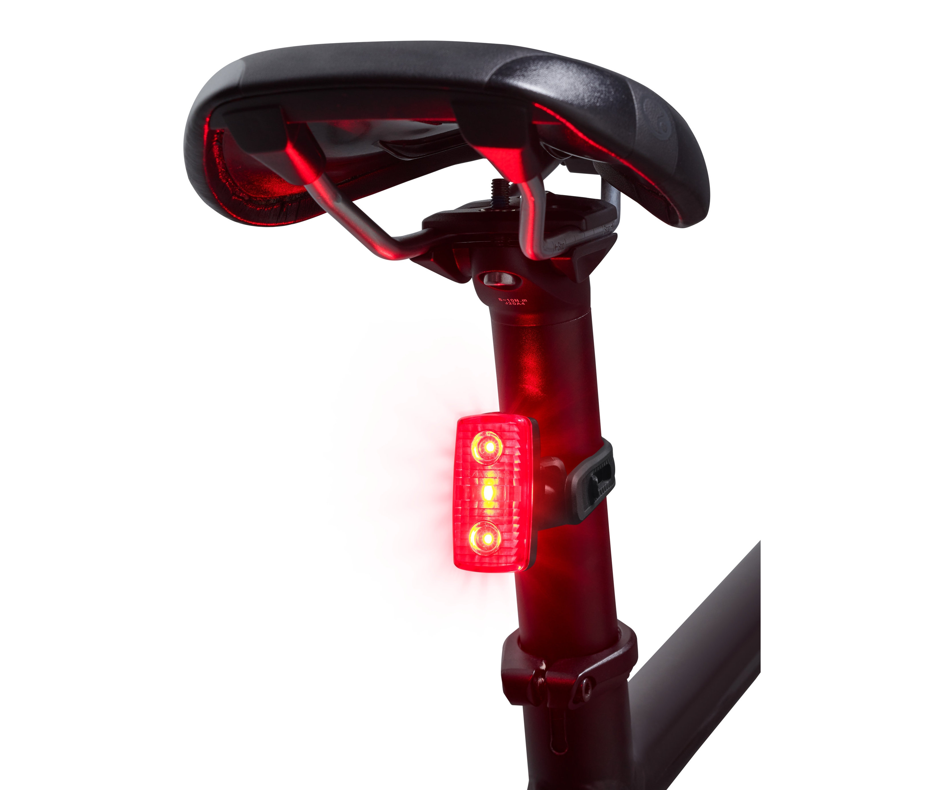 Detailansicht eines Fahrrad-Rücklichts mit Bremslichtfunktion, das unter dem Fahrradsattel montiert ist.