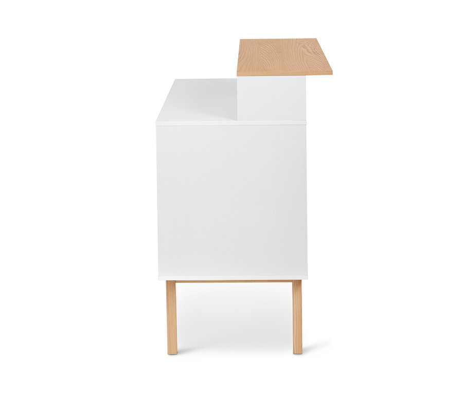 Seitenansicht einer Bar mit Tresen, die einen weißen Schrank und eine Holzplatte hat.