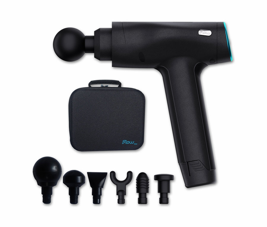 Schwarze FLOW-Pro-Massagepistole mit Koffer und verschiedenen Aufsätzen.
