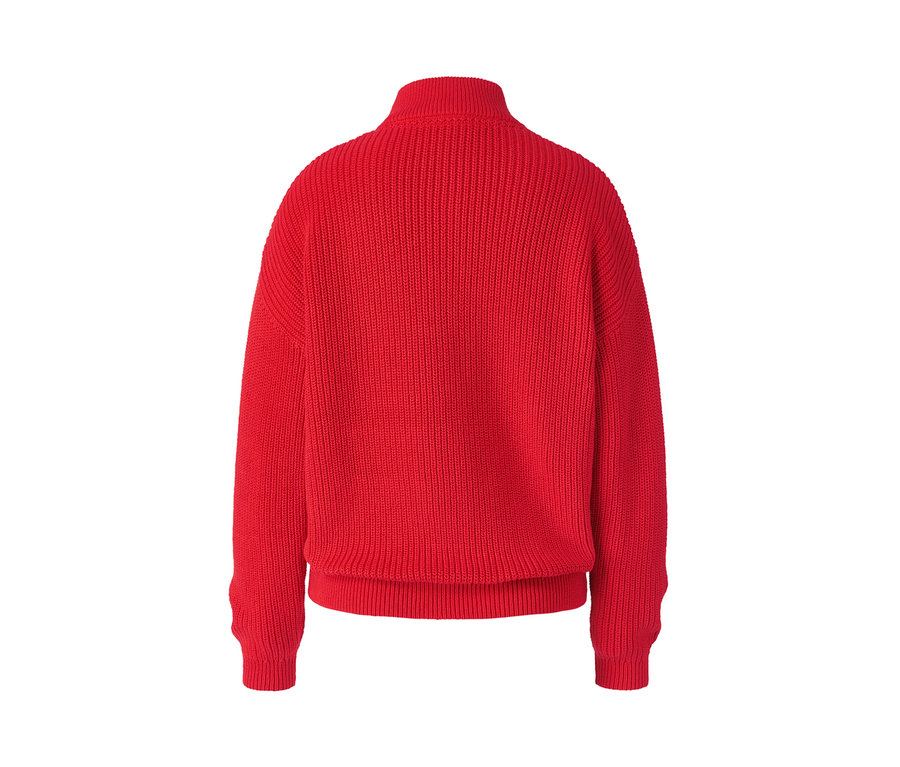 Detailansicht der Rückseite eines roten Strickpullovers mit Kragen.