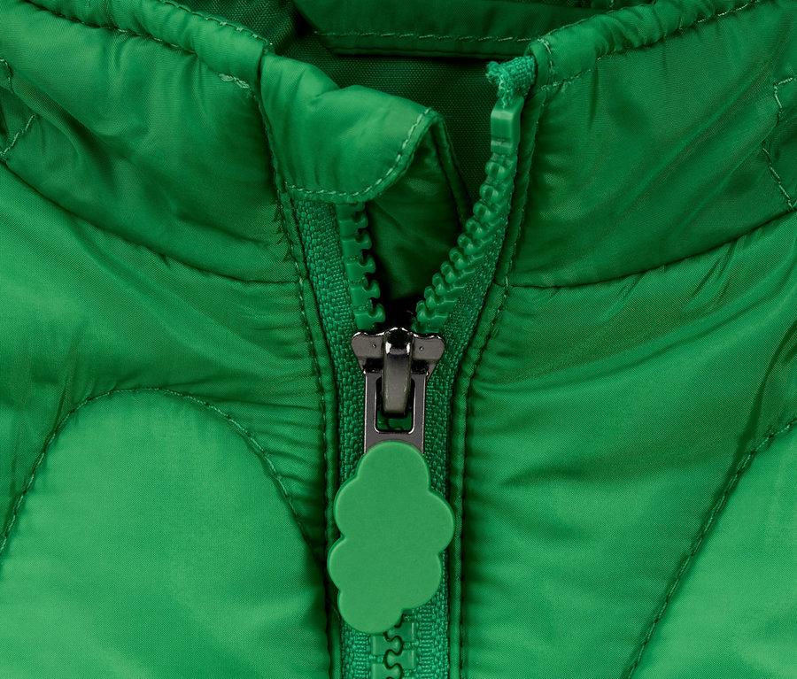 Detailansicht einer grünen Steppjacke aus recyceltem Material mit Reißverschluss.