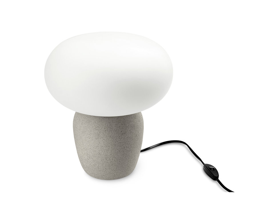 Tischleuchte mit Glasschirm auf weißem Hintergrund.