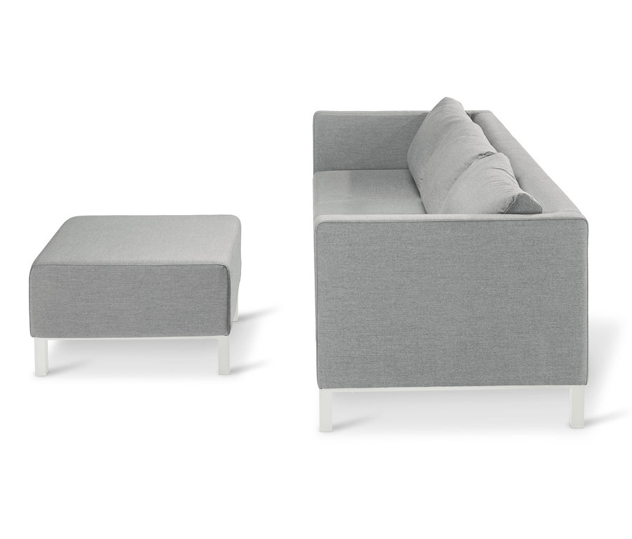 Hellesgraues Lounge-Sofa mit Sunbrella®-Stoff und Hocker auf weißem Hintergrund.