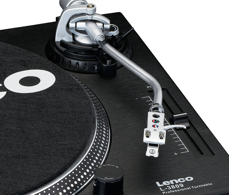 Detailaufnahme des schwarzen Lenco Plattenspielers L-3809 BK mit Tonarm und Bedienelementen.