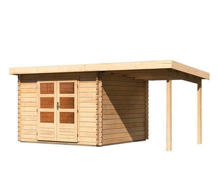 Das naturbelassene Karibu Gartenhaus mit 2 m Anbaudach »Baltasar 5« steht.