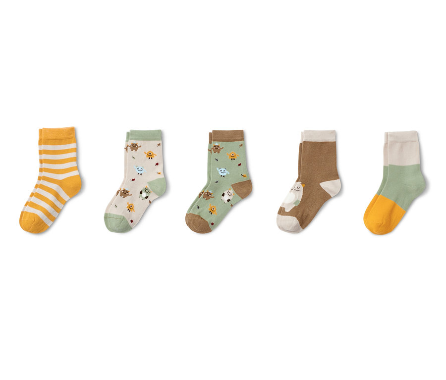 Fünf Paar Socken in verschiedenen Farben und Mustern.