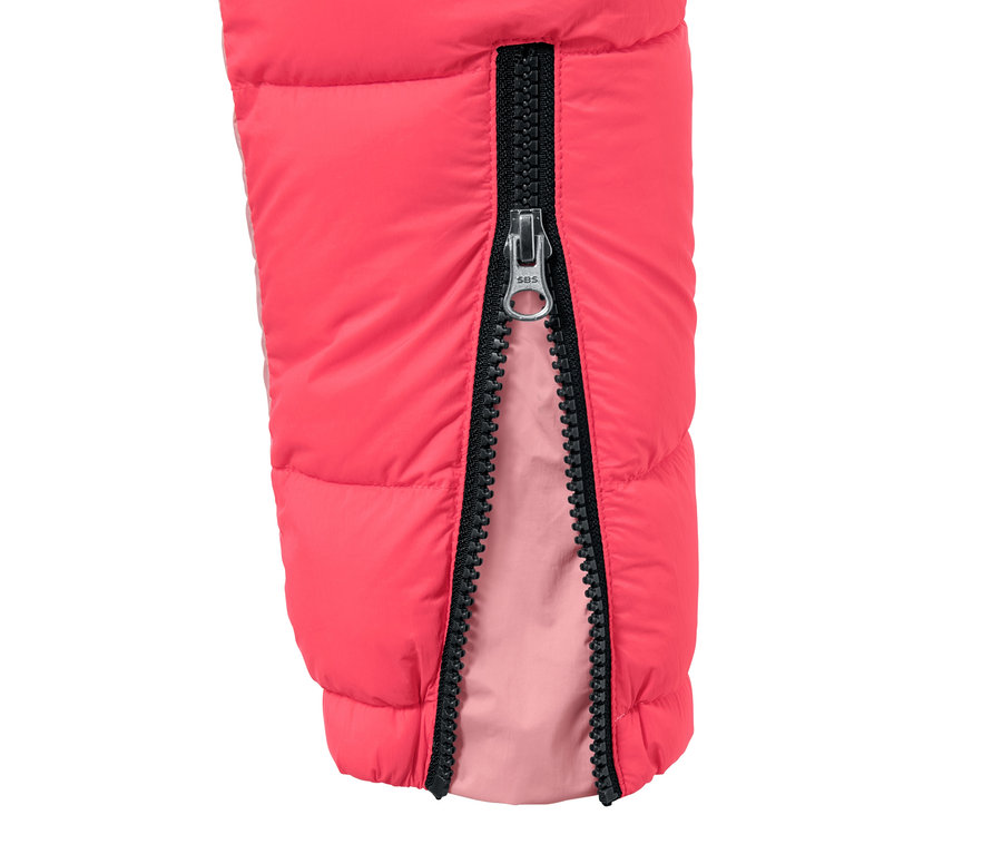 Detailansicht einer Ski-Steppjacke mit geöffnetem Reißverschluss.
