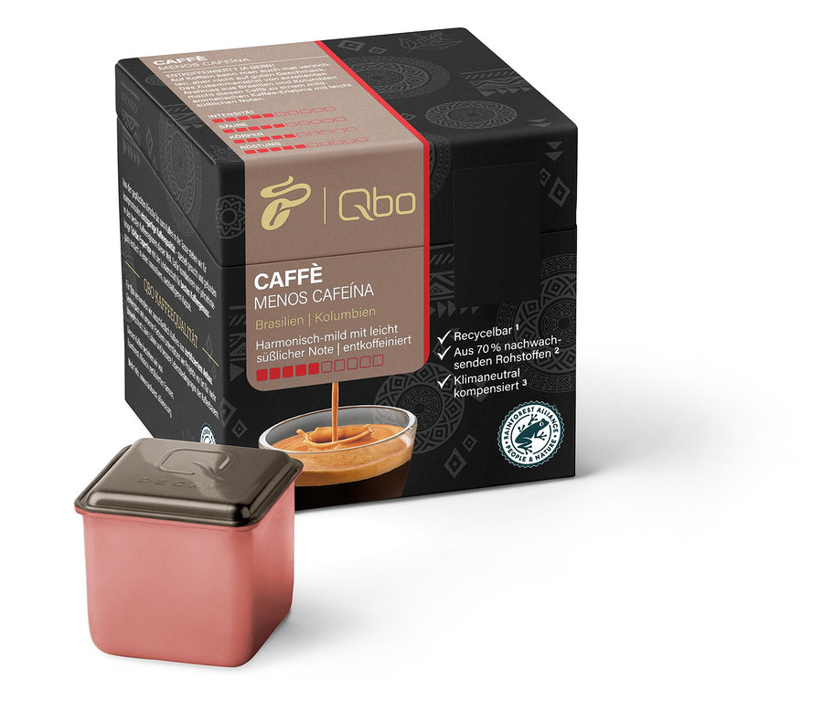 Eine Packung Qbo Caffè MENOS CAFEÍNA und eine Kapsel.