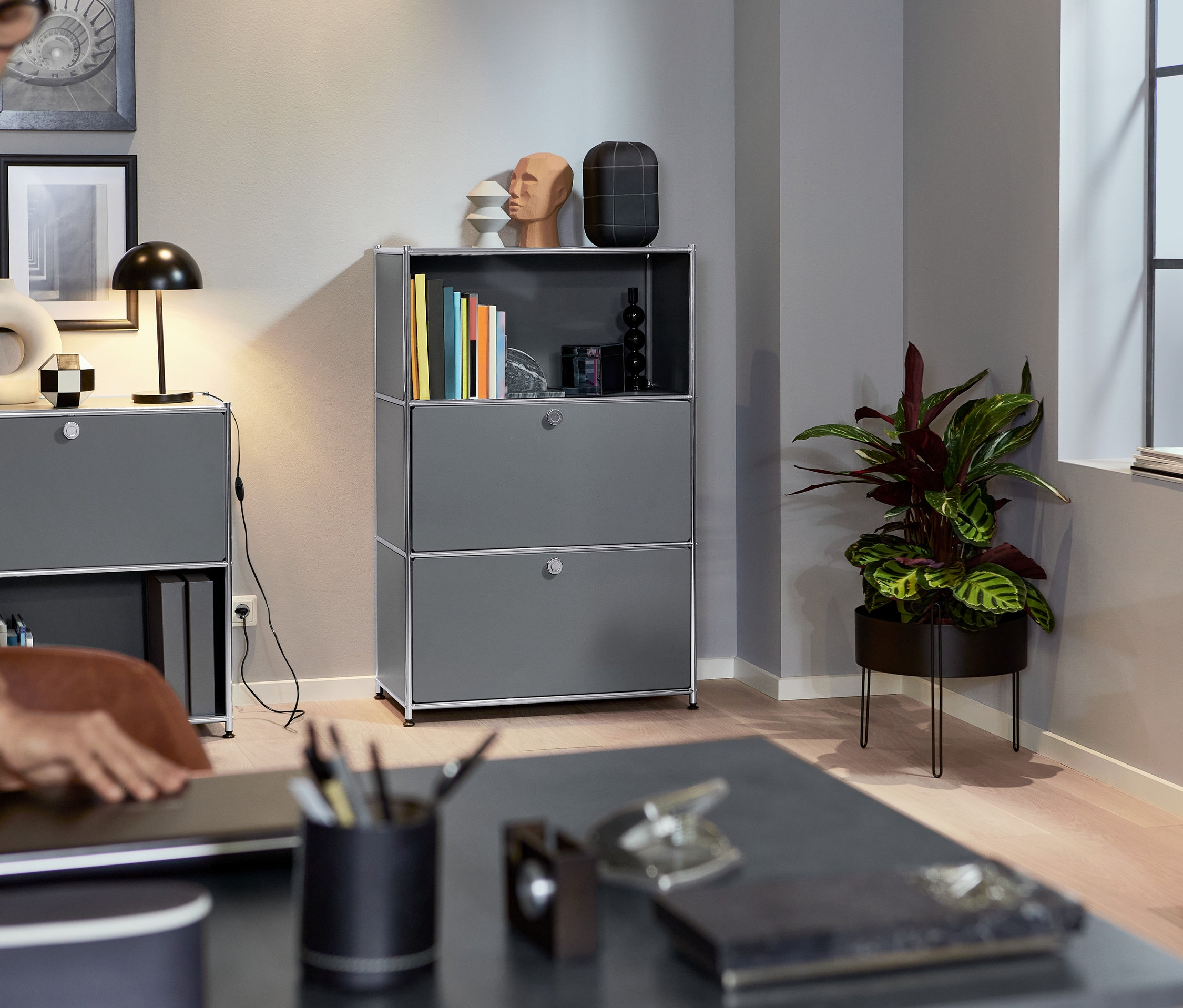 Thumbnail - Tchibo - Regal Metall »Cn3« mit 2 Klappenfächern - 77x40x120,5cm - chrom - Stahl / Aluminium / Kunststoff