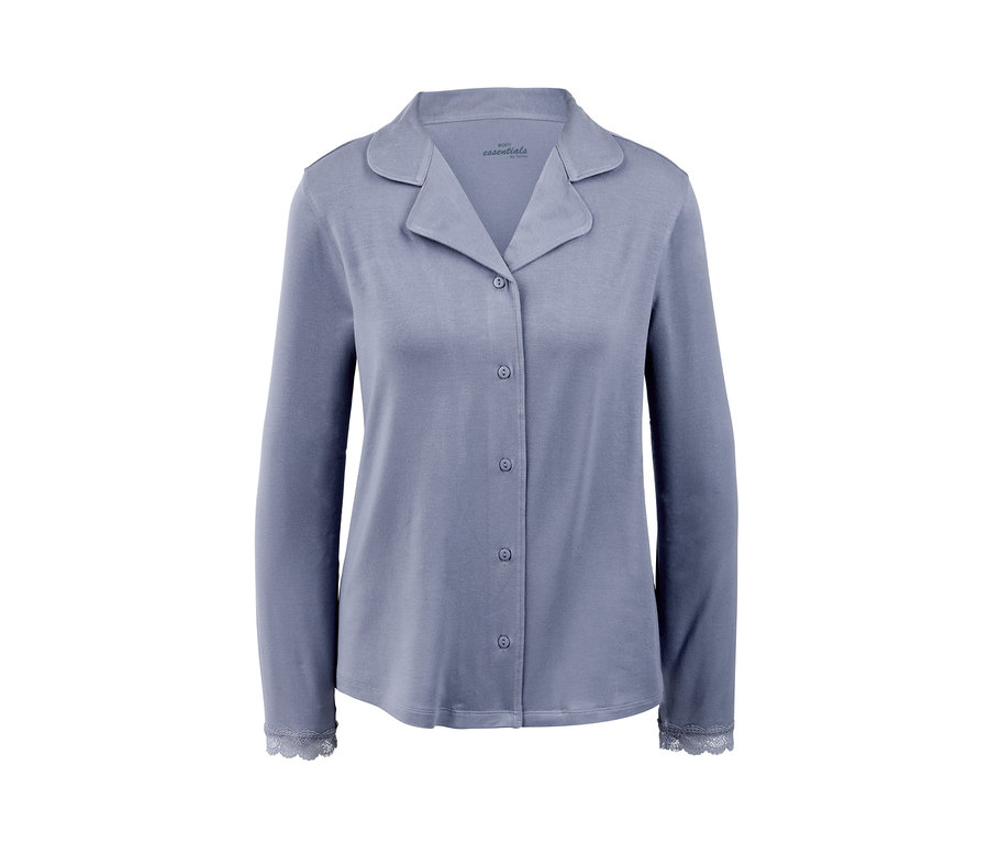 Blauer Pyjama mit langen Ärmeln und Knöpfen.
