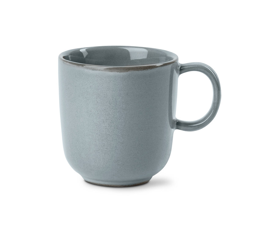 Ein grauer Trinkbecher auf einem weißen Hintergrund.