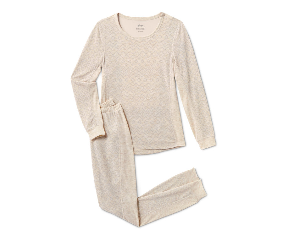 Beige Thermo-Funktionsunterwäsche, langärmliges Oberteil und Hose, liegt auf einem weißen Hintergrund.