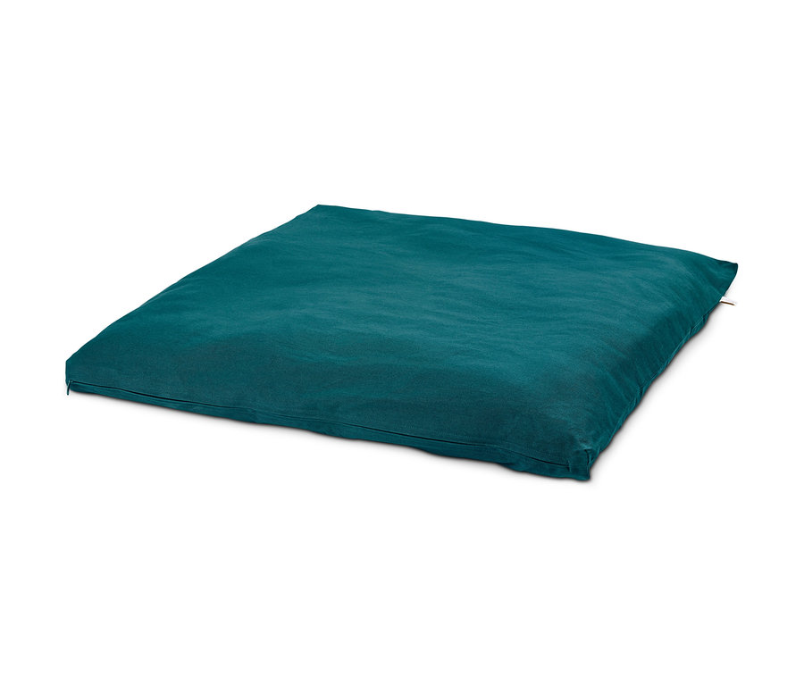 Ein grüner Meditations-Futon auf einem weißen Hintergrund.