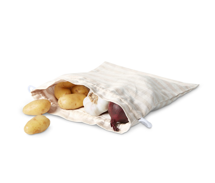 Gestreifter Brotbeutel mit Kartoffeln, Zwiebel und Knoblauch.