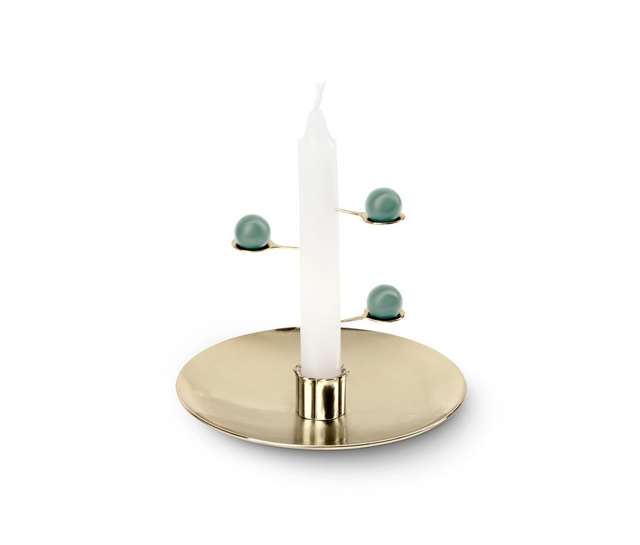 Weiße Meditationskerze in goldenem Kerzenhalter mit drei dekorativen blauen Kugeln.