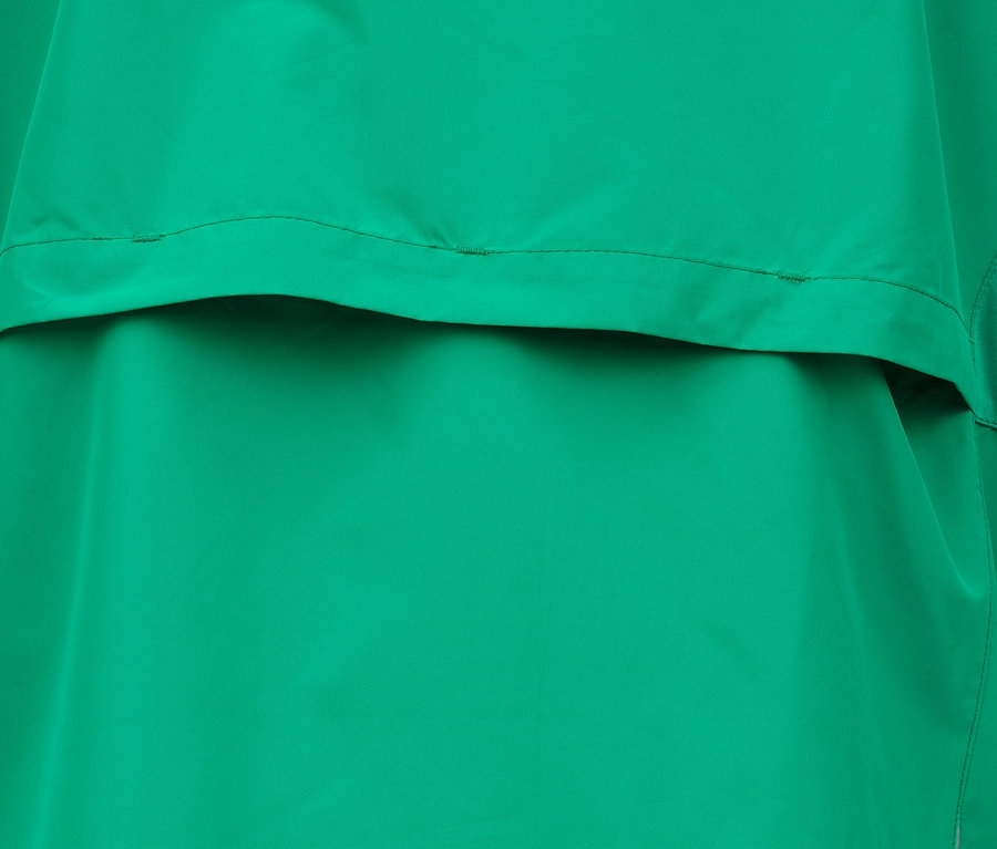 Detailansicht einer grünen Windprotection-Funktionsjacke.