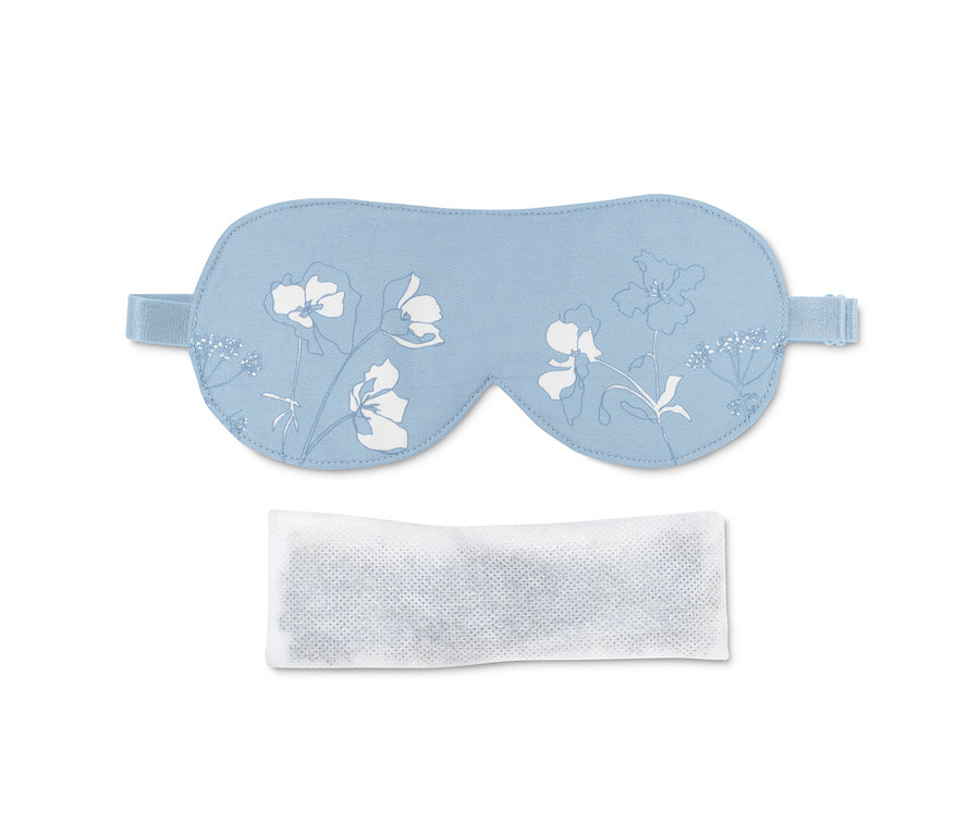 Hellblaue Schlafmaske mit Blumenmuster und Lavendelsäckchen.