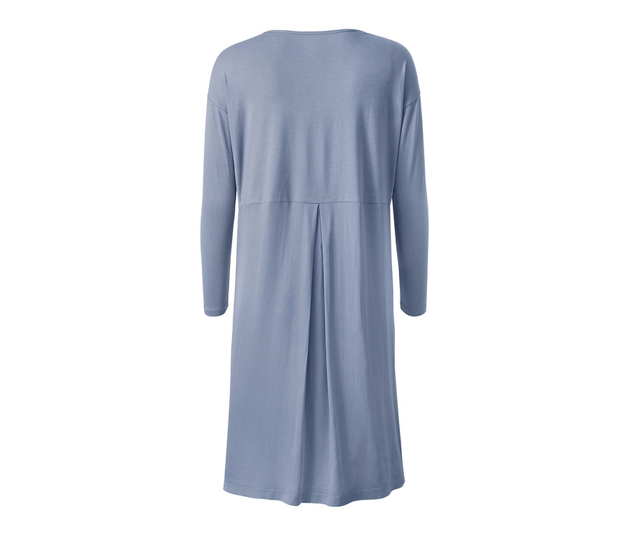 Blaues Nachthemd mit langen Ärmeln.